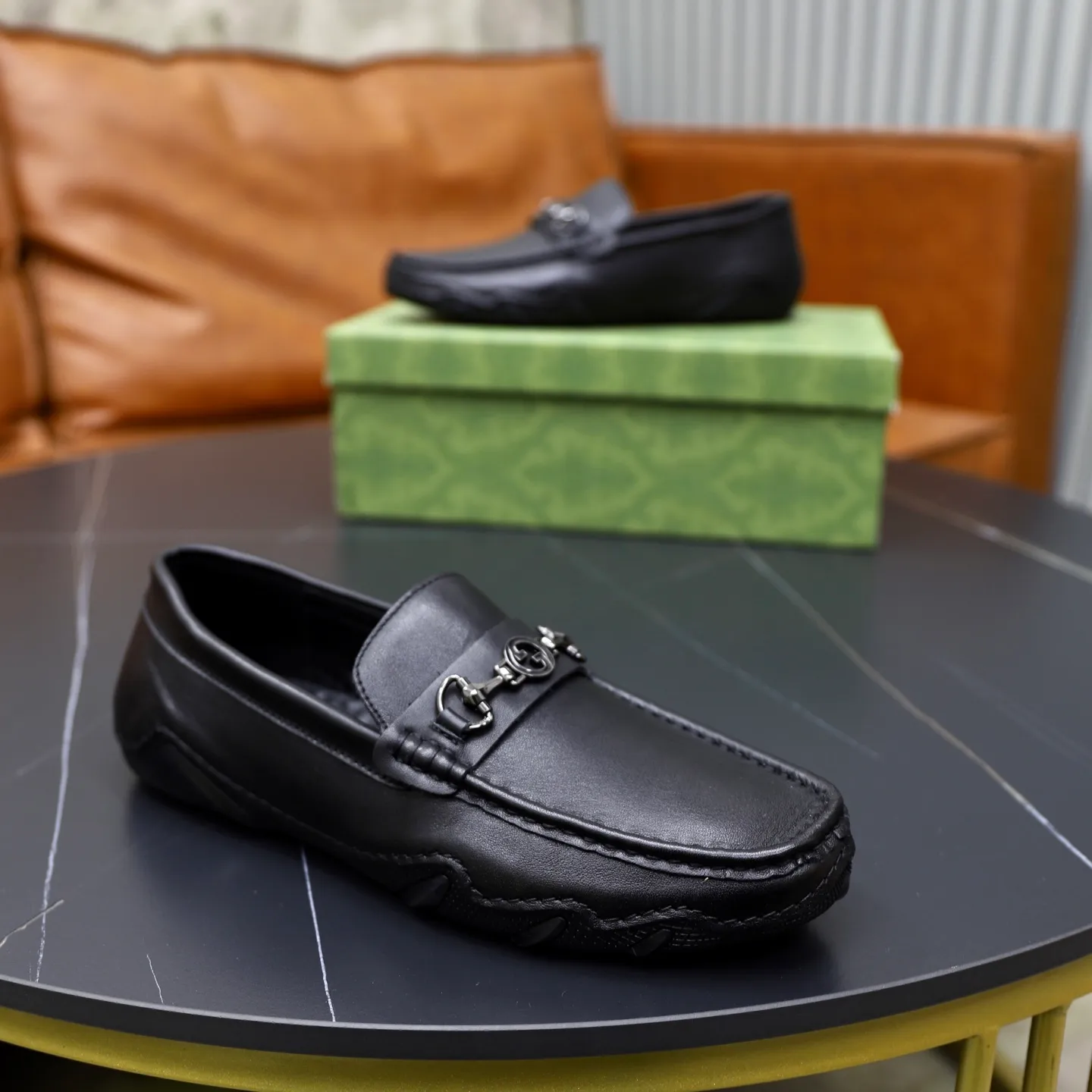 Ex-factory price: 400💰🙅‍♂️🙅‍♂️🙅‍♂️ Brand: Gucci GuCCI Standard code: Men's code 38-44 (45 can be customized) Grade: Same as the official website Material: Original leather stitching and hand stitching Comfortable and wear-resistant outsole Style category: Men's fashionable casual slip-on shoes Distinguished big-name luxury elements Top luxury Color: Color of the actual picture